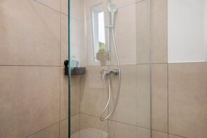 Douche, sèche-cheveux, serviettes fournies