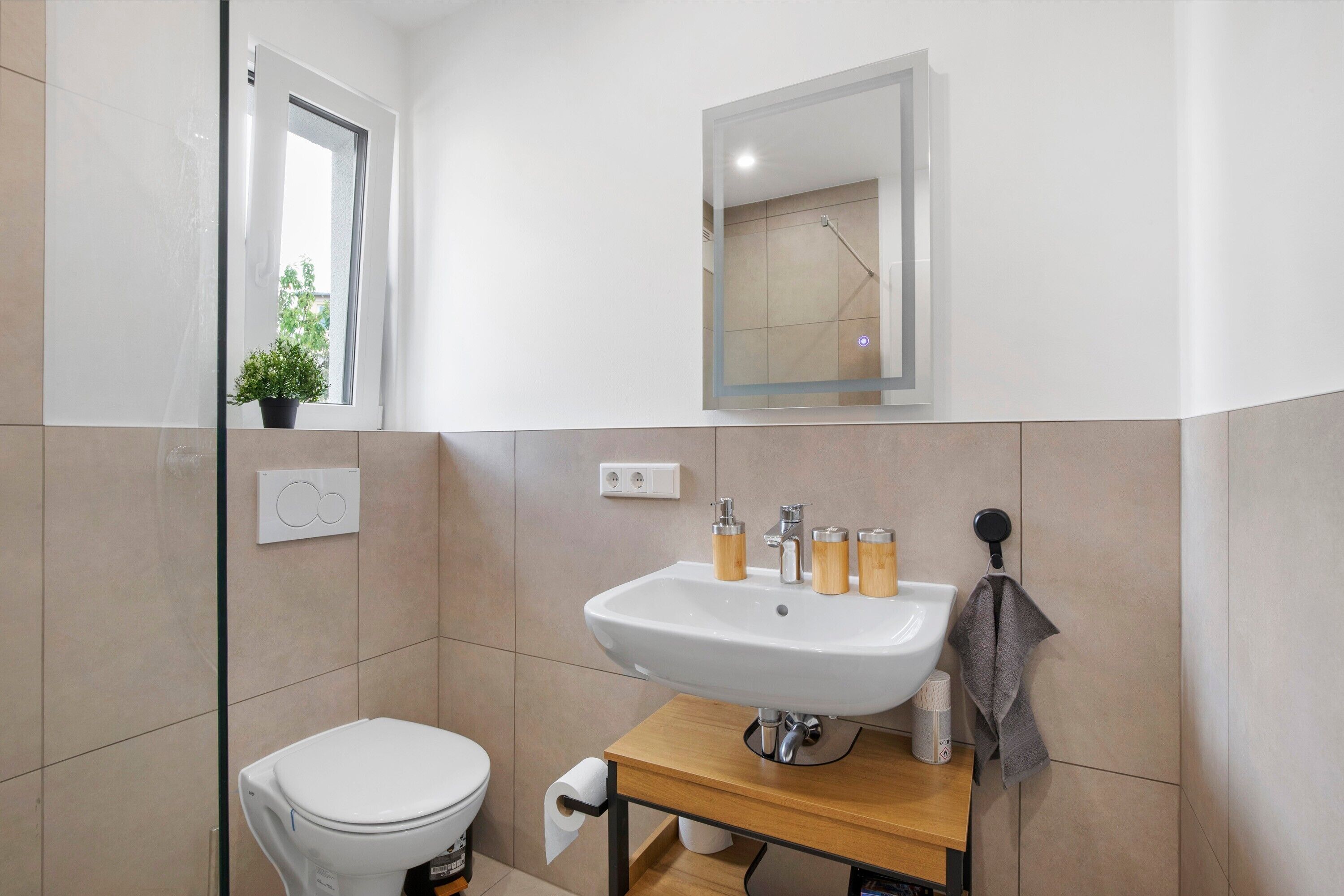 Douche, sèche-cheveux, serviettes fournies