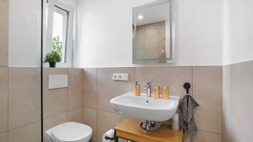 Douche, sĂšche-cheveux, serviettes fournies