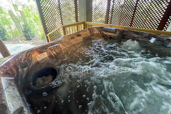 Banyera d'hidromassatge a l'aire lliure