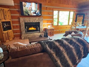 Smart TV, fireplace, books - Mount Jefferson Vistas - 3BR/2BA Hot Tub, Gas F/P, Long Range Views Near Town (West Jefferson)