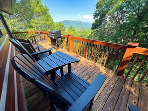 Outdoor dining - Mount Jefferson Vistas -3BR/2BA Hot Tub, Near Mt Jefferson State Park (West Jefferson)
