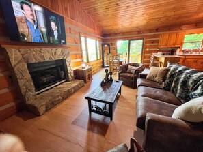 Smart TV, fireplace, books - Mount Jefferson Vistas - 3BR/2BA Hot Tub, Gas F/P, Long Range Views Near Town (West Jefferson)