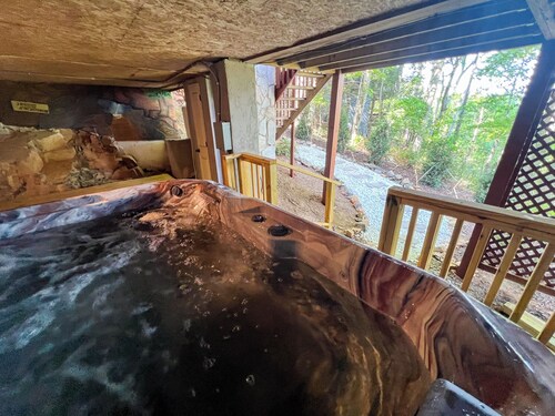 Mount Jefferson Vistas - 3BR/2BA Hot Tub, Gas F/P, Long Range Views Near Town