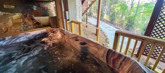 Mount Jefferson Vistas - 3BR/2BA Hot Tub, Gas F/P, Long Range Views Near Town