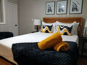 Een bureau, een strijkplank/strijkijzer, gratis wifi, beddengoed