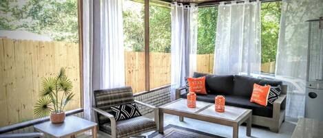 スマートテレビ、暖炉、書庫、PC モニター