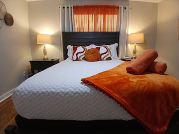 Cozy Queen bedroom, ideal for restful nights near Atlanta’s airport.