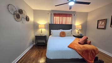 3 slaapkamers, een bureau, een strijkplank/strijkijzer, reisbedje