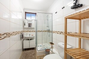 Shower, towels - Haus Tannenberg Holiday Apartment Elias' Nestli (Todtnau)