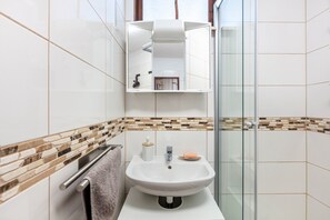 Shower, towels - Haus Tannenberg Holiday Apartment Elias' Nestli (Todtnau)