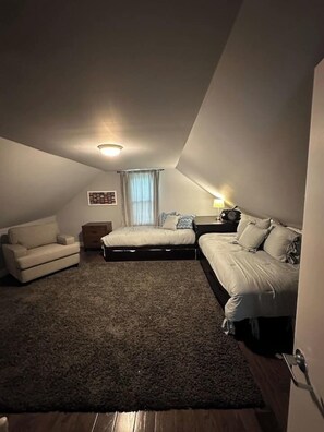 3 bedrooms, desk, iron/ironing board, free WiFi - Gated 3BR Apartment in Westminster Private Parking (Westminster)