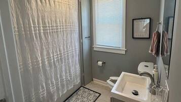 Secador de pelo, bidet, toallas