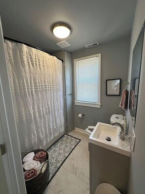 Hair dryer, towels - Gated 3BR Apartment in Westminster Private Parking (Westminster)