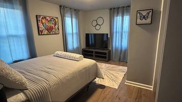 3 bedrooms, desk, iron/ironing board, free WiFi