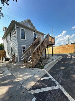 Exterior - Gated 3BR Apartment in Westminster Private Parking (Westminster)