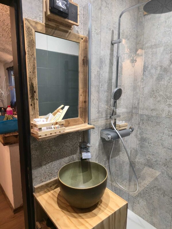 Douche, sèche-cheveux, serviettes fournies, savon