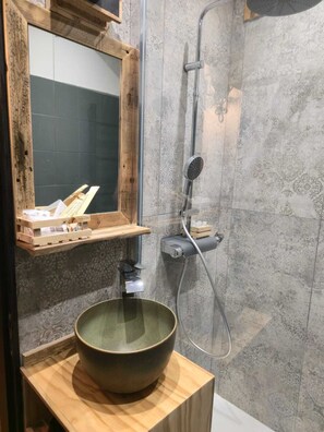 Doccia, asciugacapelli, asciugamani, sapone
