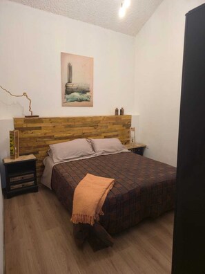 1 habitación, tabla de planchar con plancha, wifi y ropa de cama 
