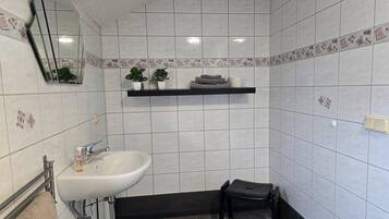 Suihku, hiustenkuivaaja, pyyhkeet