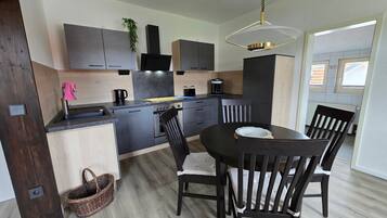 Een koelkast, een oven, een kookplaat, een vaatwasser