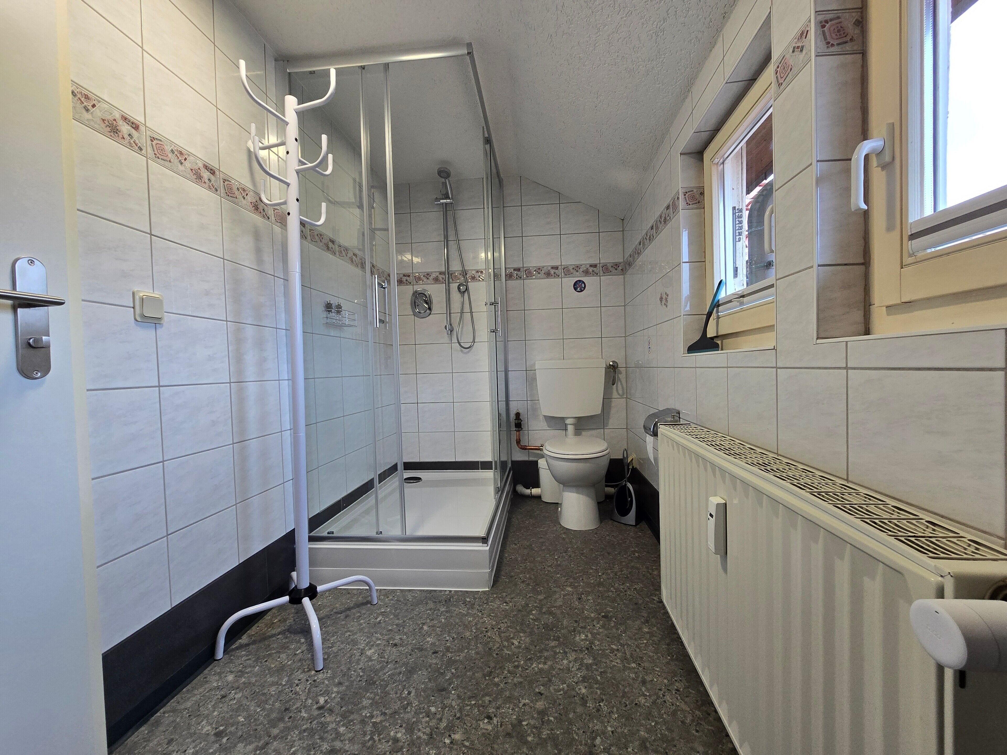 Douche, sèche-cheveux, serviettes fournies