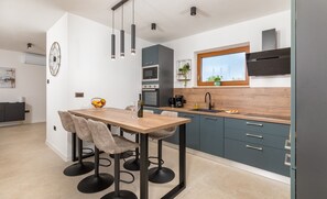 Kühlschrank, Mikrowelle, Ofen, Geschirrspüler