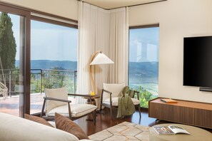 Televisor, futbolí i taula de tennis de taula