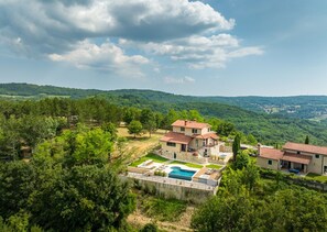 Exterior - Villa Clara – A Stunning Oasis of Luxury with Large Pool, Wellness, Game Room, Fitness, and Breathtaking Views of Motovun (Motovun)