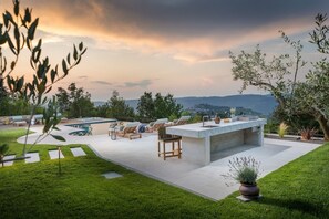 Terrace/patio - Villa Clara – A Stunning Oasis of Luxury with Large Pool, Wellness, Game Room, Fitness, and Breathtaking Views of Motovun (Motovun)