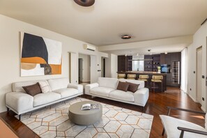 テレビ、テーブルサッカー台、卓球台