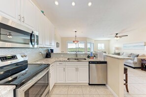 Frigorífico, microondas, placa de cocina y lavavajillas