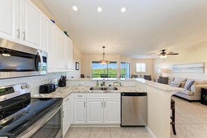 ثلاجة، ميكروويف، موقد طهي مسطح، غسالة أطباق