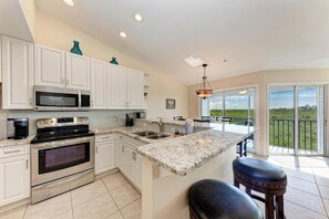 Frigorífico, microondas, placa de cocina y lavavajillas