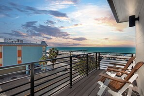 Terrace/patio - Luxurious Gulf-View Retreat with Rooftop Deck and Private Pool (Bradenton Beach)