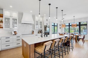 Fridge, microwave, oven, stovetop - Luxurious Gulf-View Retreat with Rooftop Deck and Private Pool (Bradenton Beach)