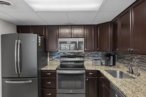 Kjøleskap, mikrobølgeovn, ovn og kokeplater