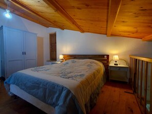 3 bedrooms, iron/ironing board, bed sheets