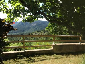 Un banco de madera con vista a un paisaje montañoso.