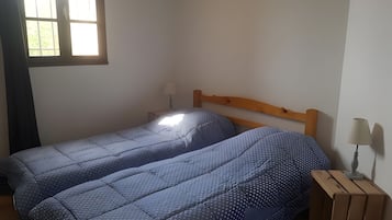 3 bedrooms, iron/ironing board, bed sheets