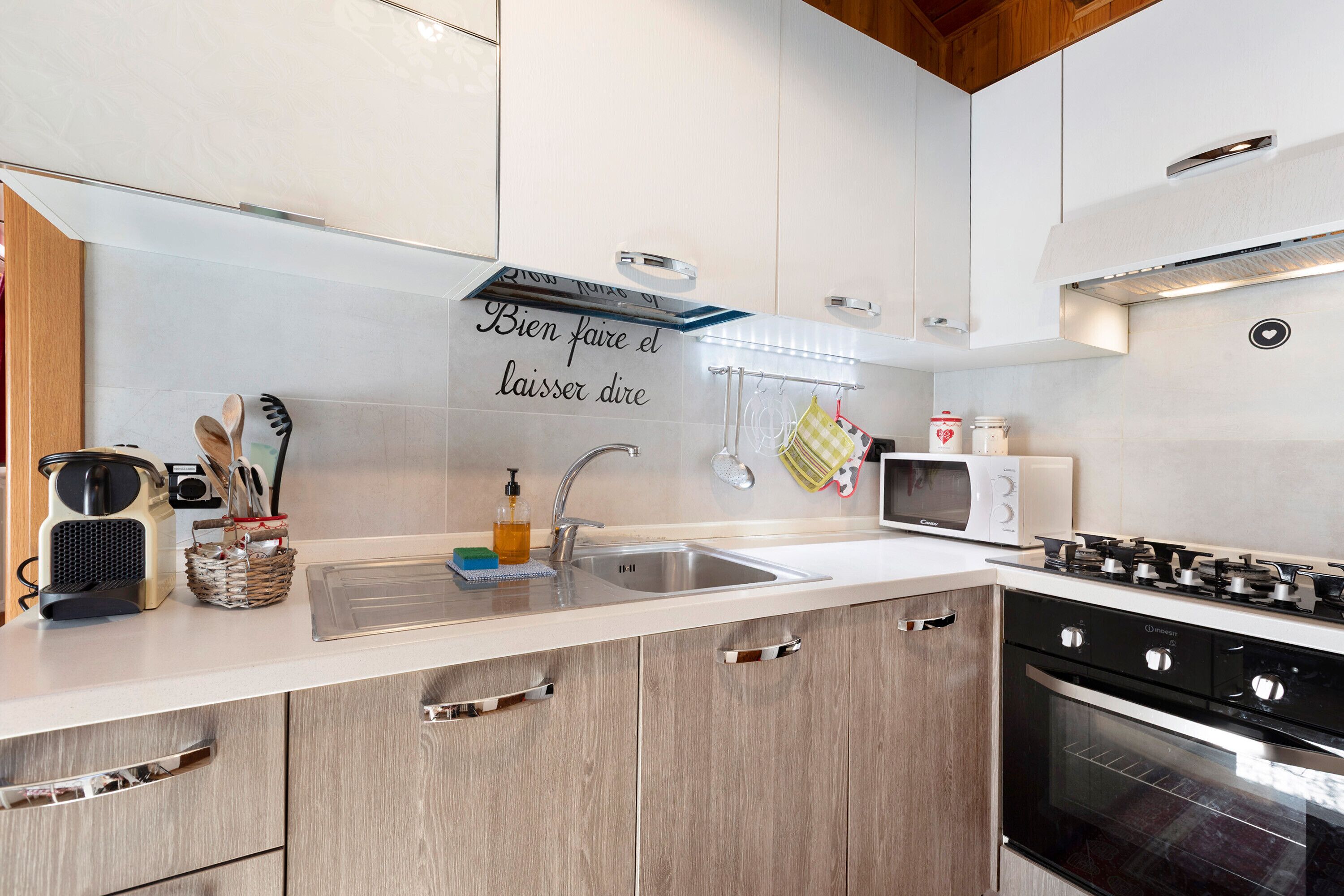 Jääkaappi, mikroaaltouuni, uuni, liesi