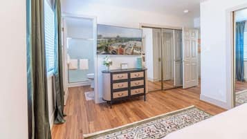 3 quartos, escrivaninha, ferros/tábuas de passar roupa, berço de viagem