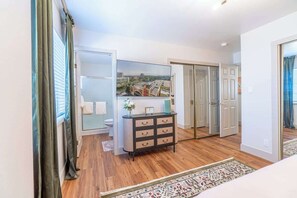 3 bedrooms, desk, iron/ironing board, travel cot