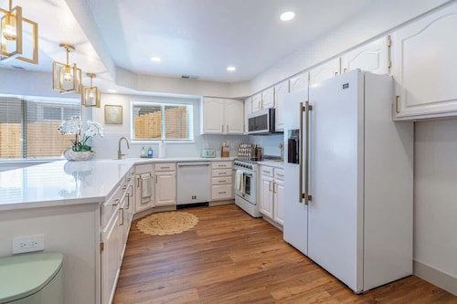 The Deco Retreat - UNR - Pet Friendly