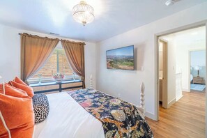 3 habitaciones, escritorio y tabla de planchar con plancha 