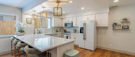 Kylskåp, mikrovågsugn, ugn och spishäll