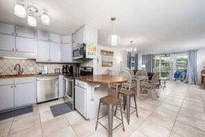 Condo, varias camas, patio, vista al jardín (The Condor) | Cocina privada | Refrigerador, microondas, horno y parrilla de estufa 