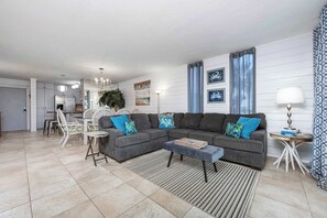 Condo, Plusieurs lits, patio, vue sur le jardin (The Condor) | Aire de séjour | Téléviseur à écran plat de 42 po avec télévision numérique