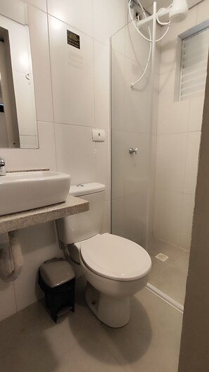 Firemannsrom – familie | Bad | Dusj, hårføner, håndklær og såpe