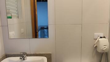 Kamar Quadruple Keluarga | Kamar mandi | Shower, pengering rambut, handuk, dan sabun